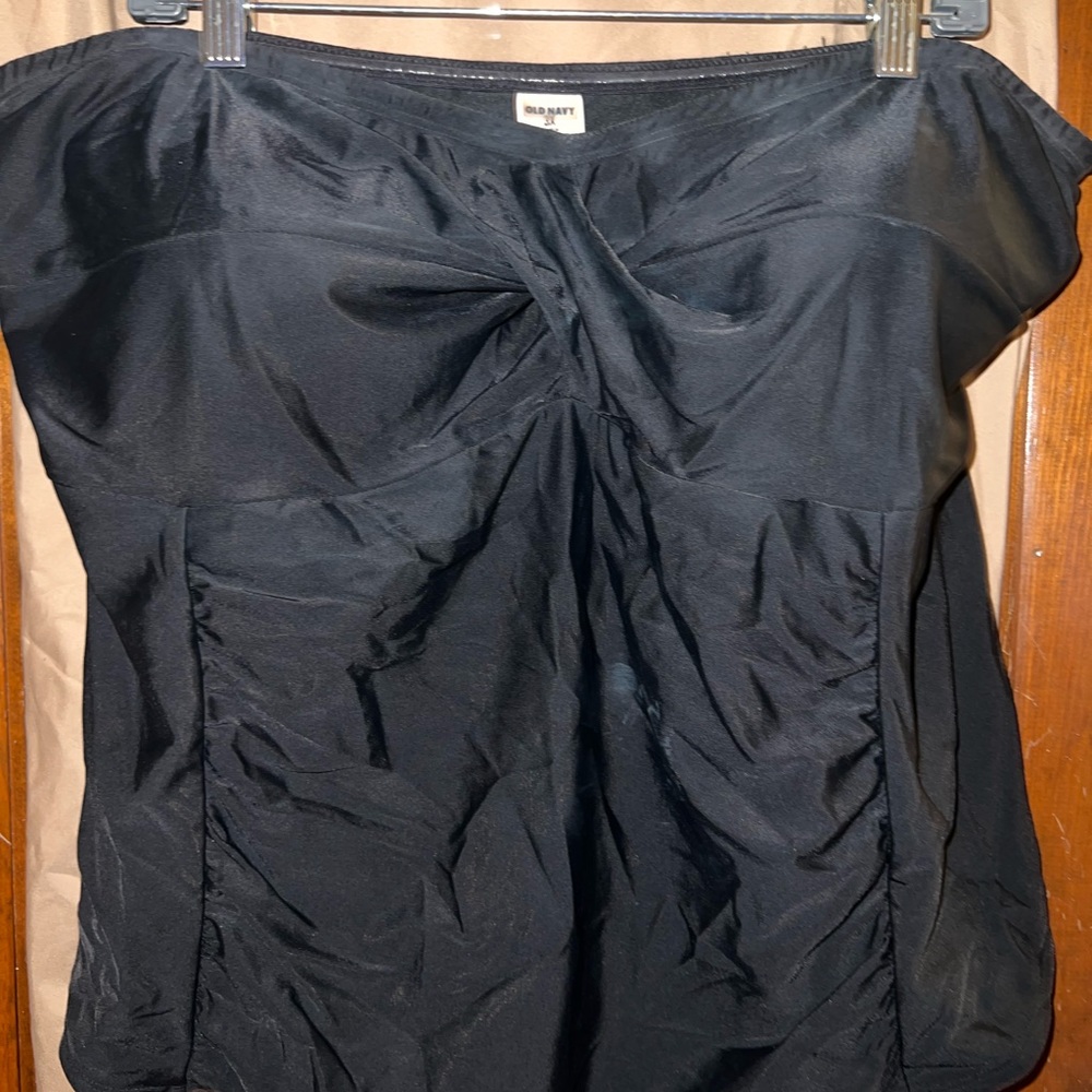 Old navy, tube tankini. No straps. Underwire with mesh insert.